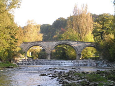 Die "Alte Brücke", die "Römerbrücke", verbindet die beiden Dörfer Freienstein und Rorbas.