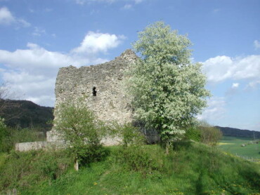 Die Burg als Wahrzeichen des gleichnamigen Dorfes.